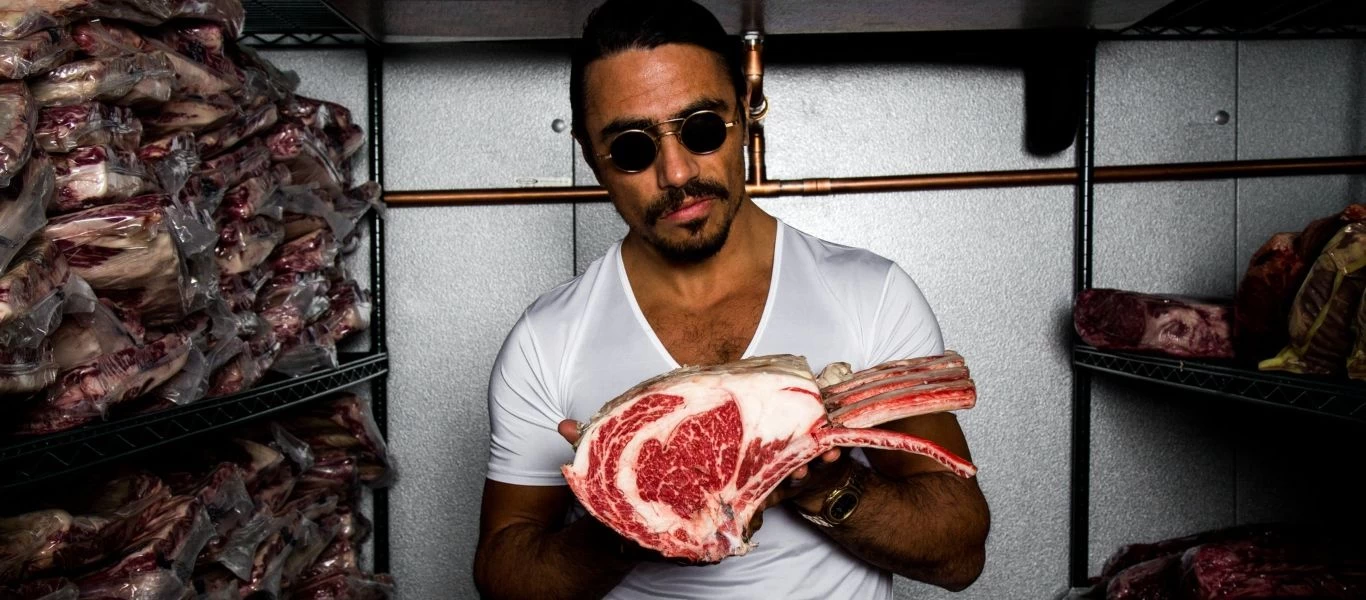 Δυσκολεύεται να βρει προσωπικό o Salt Bae - Προσφέρει ωρομίσθιο όσο στοιχίζει ο πουρές πατάτας στο μενού